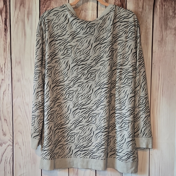 Jane and Delancey Gray Zebra Print Sweatshirt Size XL - Picture 7 of 9